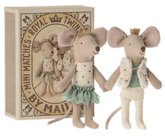 Ratones gemelos reales, hermanita y hermanito en caja de cerilla