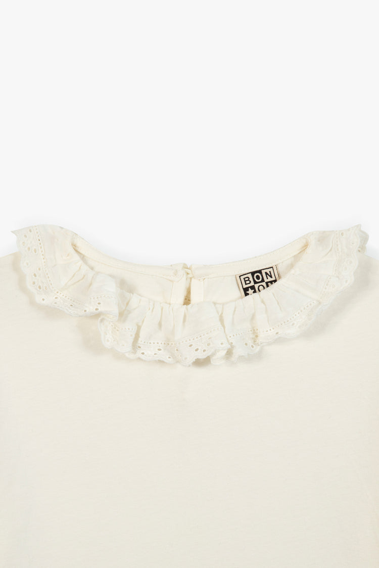 Blusa écru con cuello volante – Comodidad y estilo natural | Colección Faroe Island