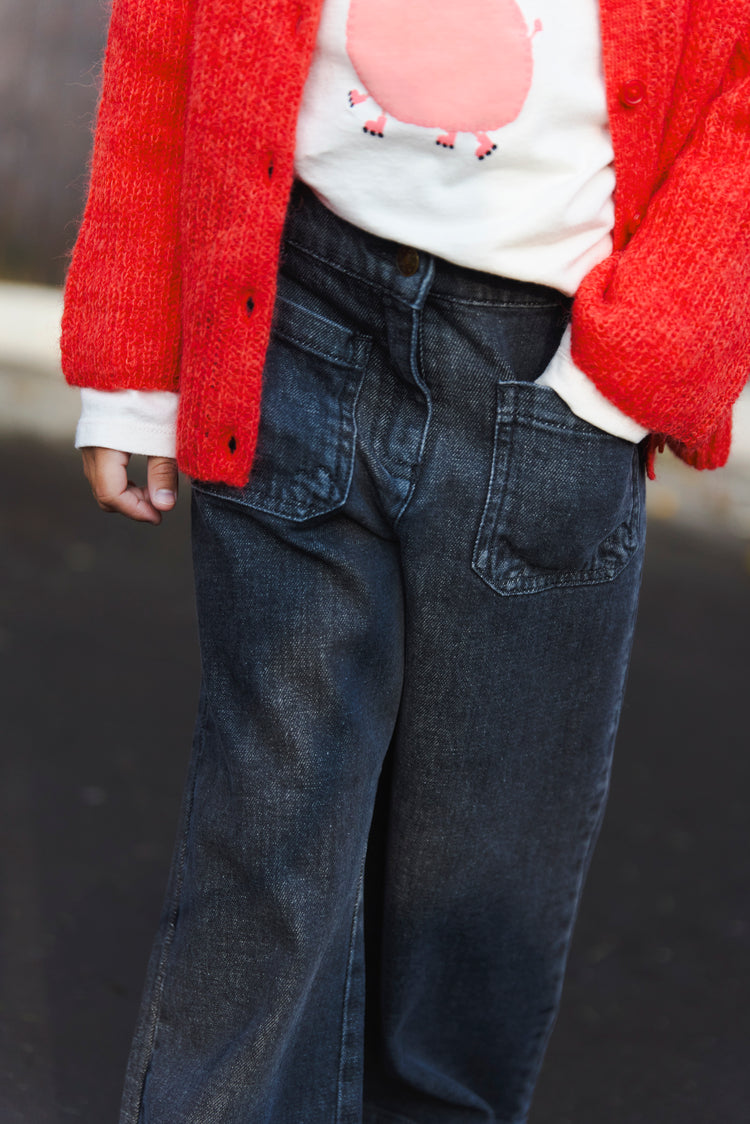 Jean Lakiko en Denim Gris – Estilo Flare con Toques Románticos | Colección Faroe Island