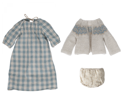 Conejita talla 4, Vestido, ropa interior y Cárdigan