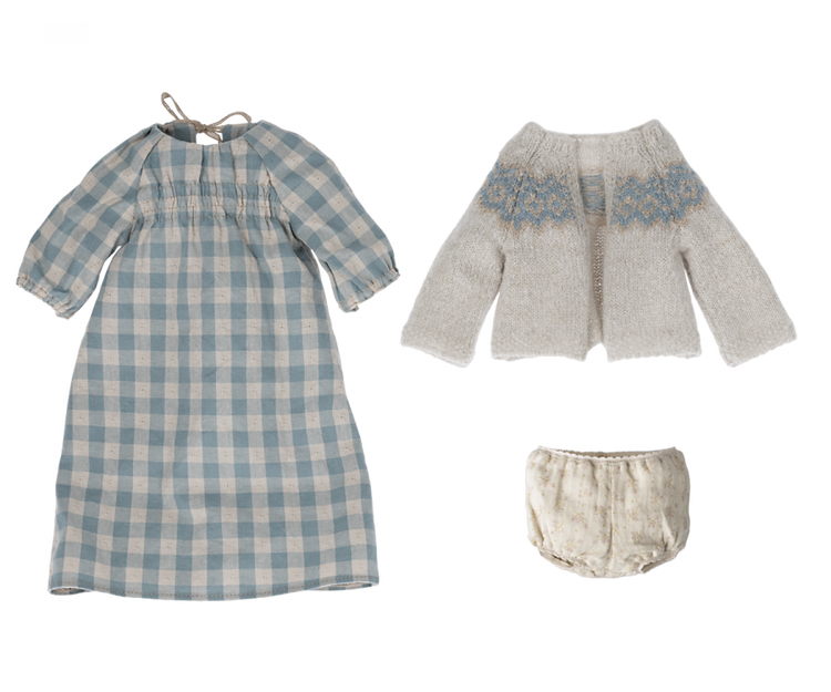 Conejita talla 4, Vestido, ropa interior y Cárdigan