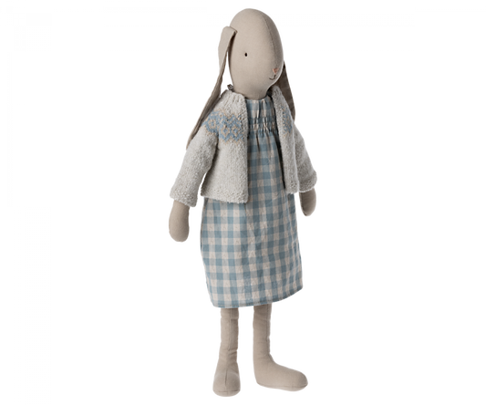 Conejita talla 4, Vestido, ropa interior y Cárdigan