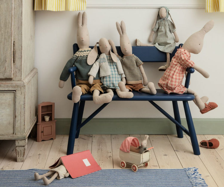 Conejita talla 4, Vestido, ropa interior y Cárdigan