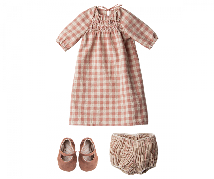 Conejo talla 5, Vestido y accesorios