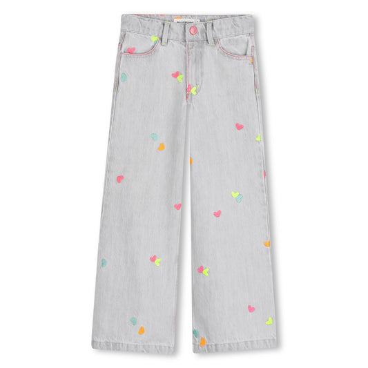 Pantalón vaquero con corazones bordados