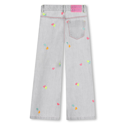 Pantalón vaquero con corazones bordados
