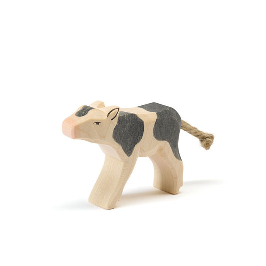 Ternero Bebiendo de Madera