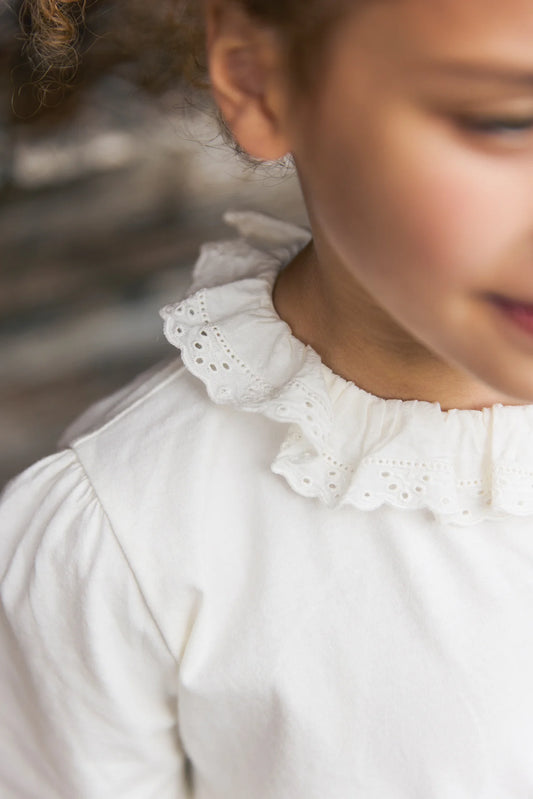 Blusa écru con cuello volante – Comodidad y estilo natural | Colección Faroe Island