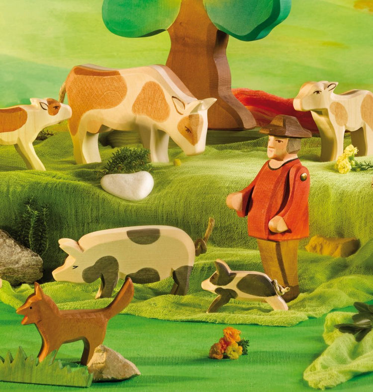 Ternero Bebiendo de Madera