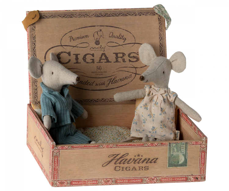 Mamá y papá ratón en caja de cigarro